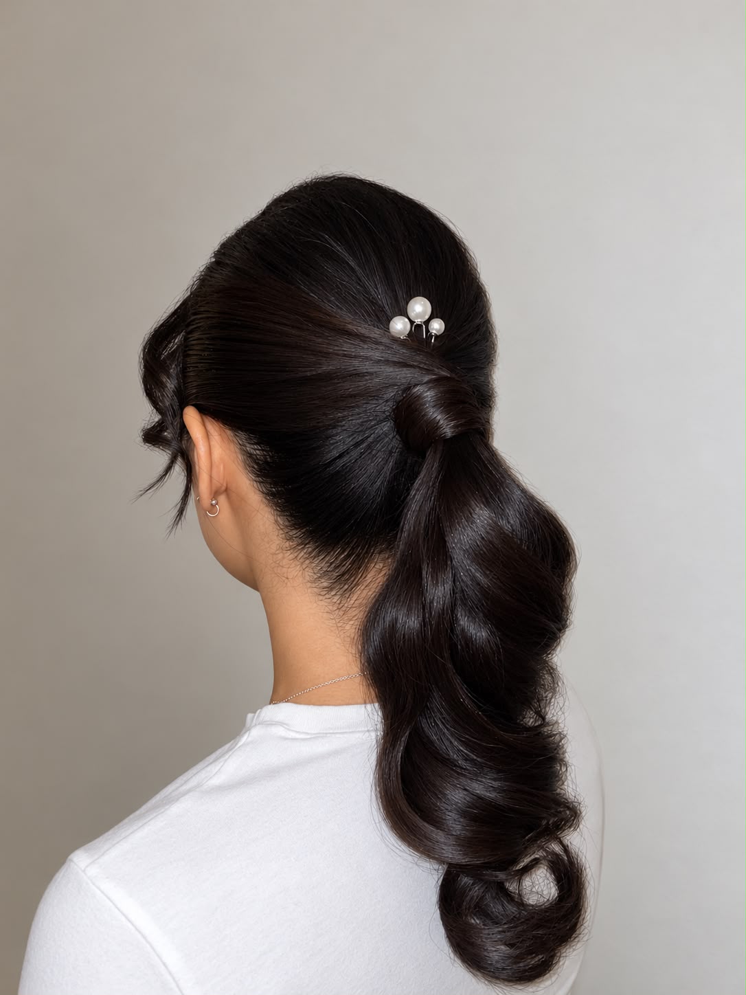 Coiffure attachée avec ondulations et perles — Makeup by Ornella, Lausanne